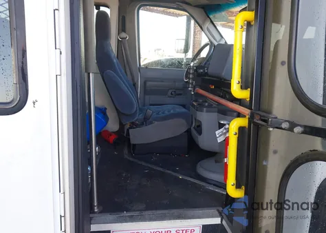 2009 Ford E-350 Super Duty Commercial/Recreational z USA, uszkodzony, nr VIN 1FTDS34L29DA61924